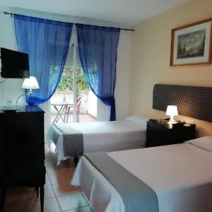 hostal-alhaja-playa.es-andalucia.com/
